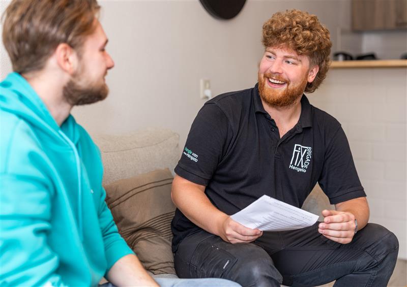 Wereldbol met bonsaiboom in hand